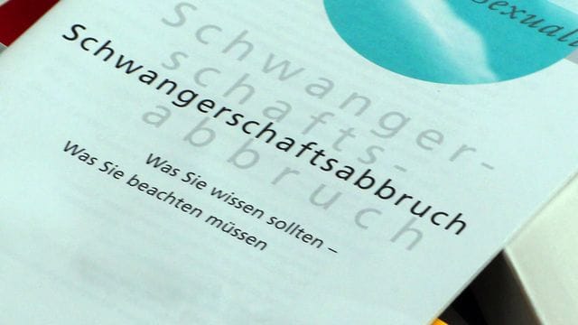 Die Zahl der Schwangerschaftsabbrüche in Deutschland ist gesunken - womöglich auch dank besserer Aufklärung. Die Zahl der Schwangerschaftsabbrüche in Deutschland ist gesunken - womöglich auch dank besserer Aufklärung.