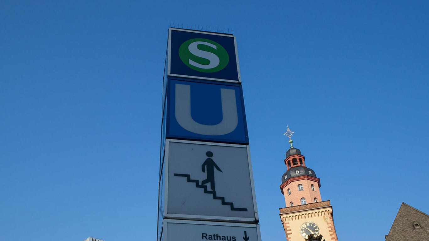 Zugang zu einer U-Bahn-Station in Frankfurt (Archivbild): In einem Kiosk an einer Haltestelle hatte ein Mann einen Drogenhandel betrieben. Nun ist er dafür verurteilt worden.