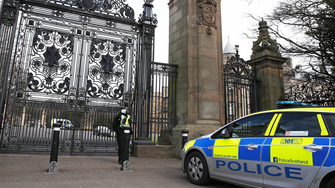Holyrood-Palast: Nach dem Fund eines "verdächtigen Objekts" in der offiziellen Residenz von Queen Elizabeth II. in Schottland hat die Polizei einen Mann festgenommen.