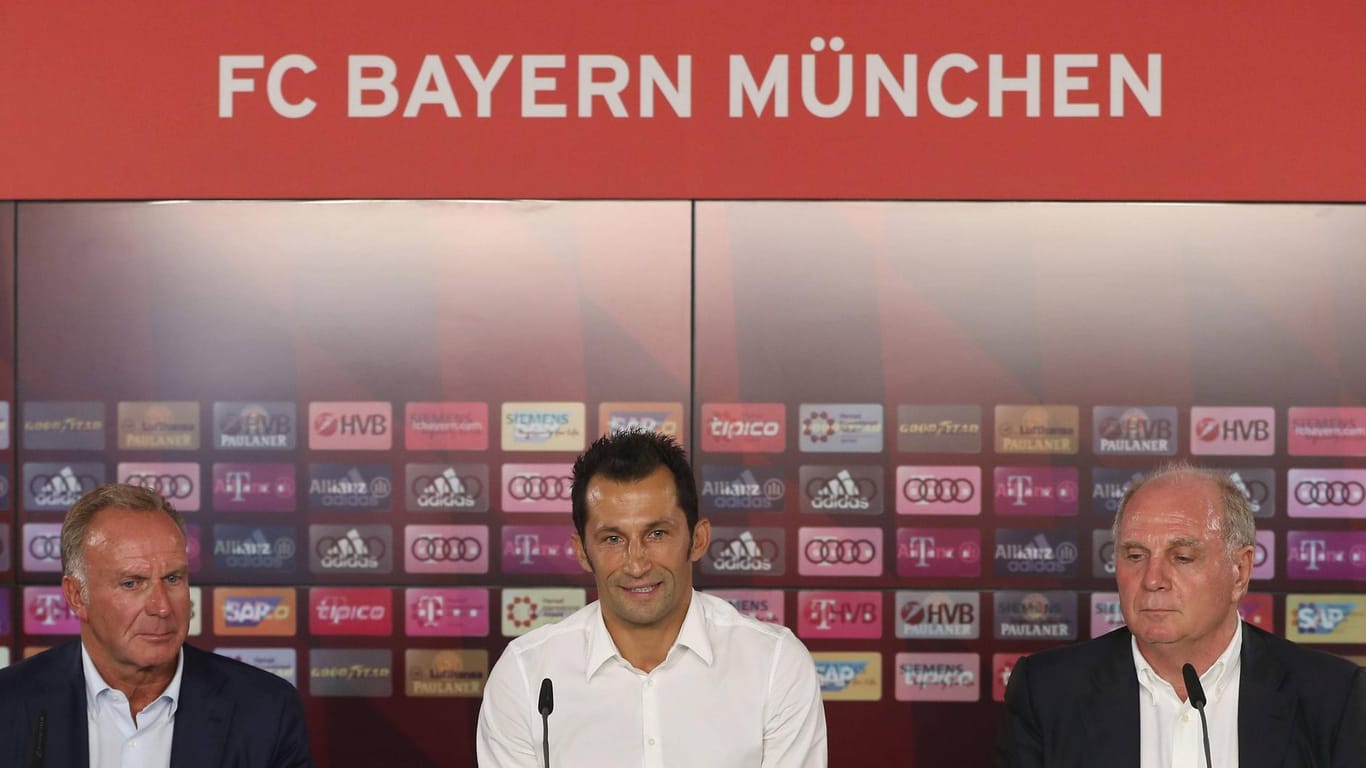 Hasan Salihamidzic (m.) bei seiner Vorstellung als Sportdirektor beim FC Bayern.