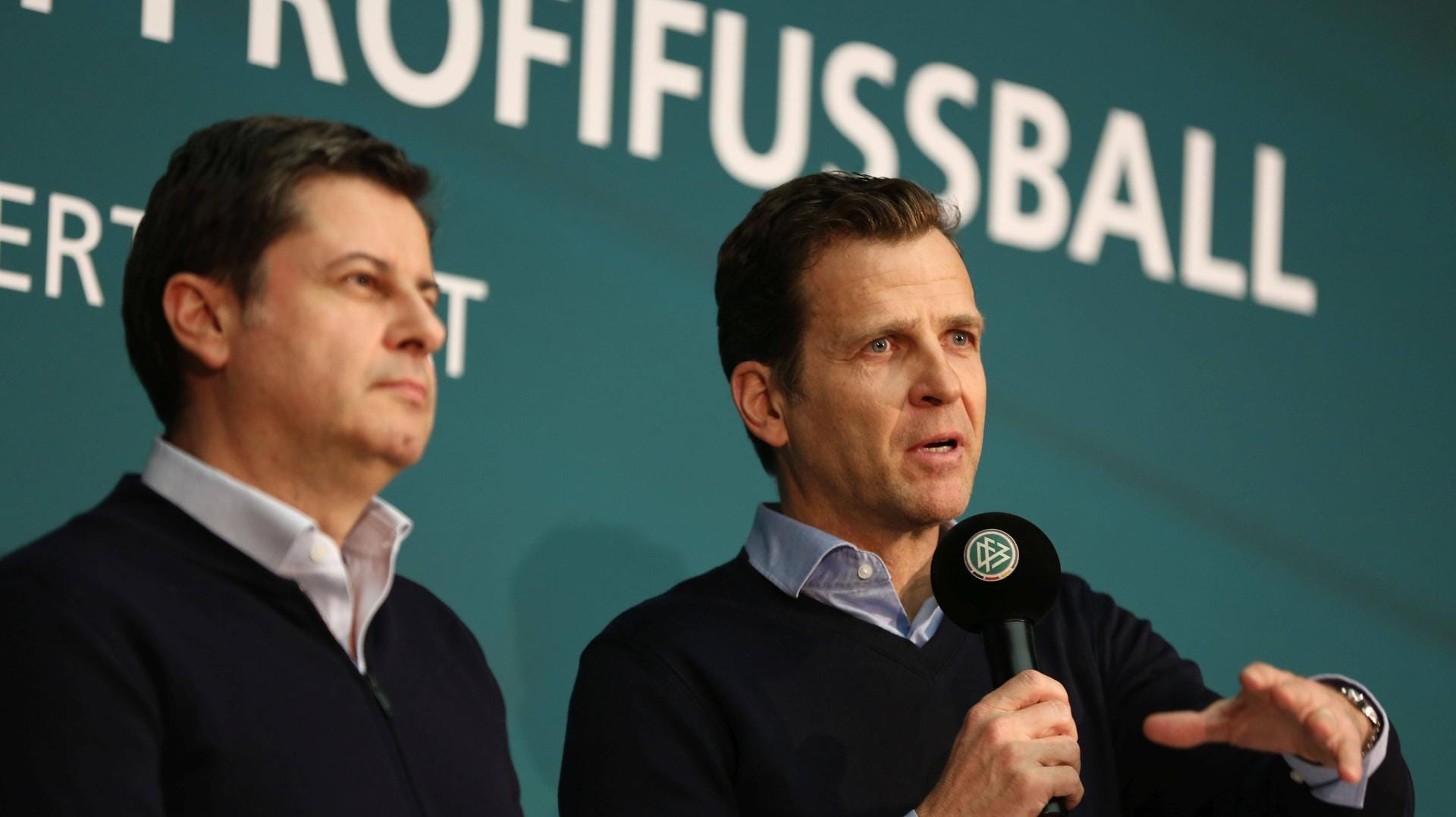 Christian Seifert (l.) und Oliver Bierhoff bei der Präsentation des Zertifikats.