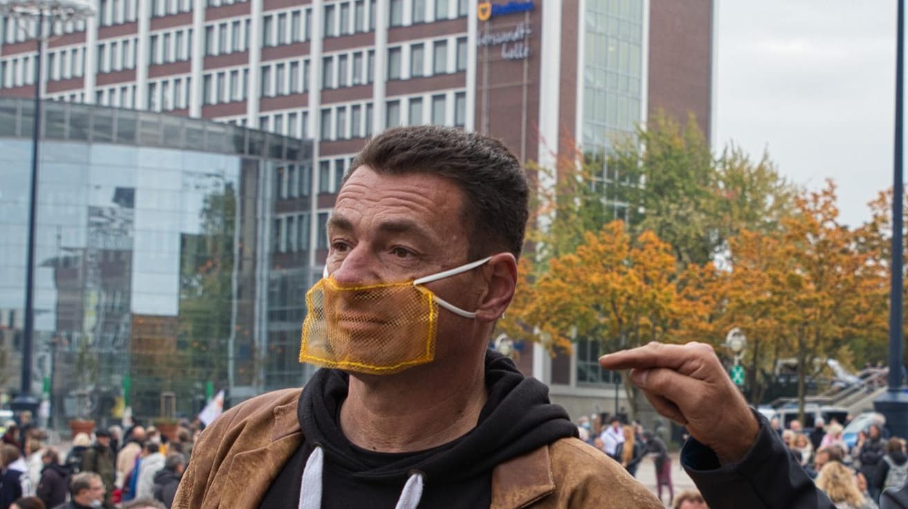 Michael Schele (li.) bei einer Demo im Jahr 2020: Der DJ aus Hagen meint, es gebe keine Corona-Pandemie.