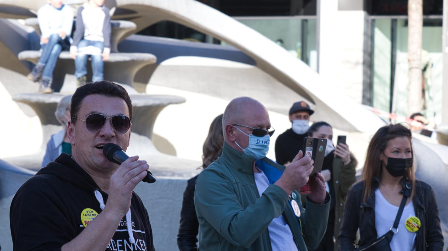 Michael Schele bei einer weiteren Demo in Hagen (Archivbild): Der Mann ist auch gegen Corona-Impfungen.