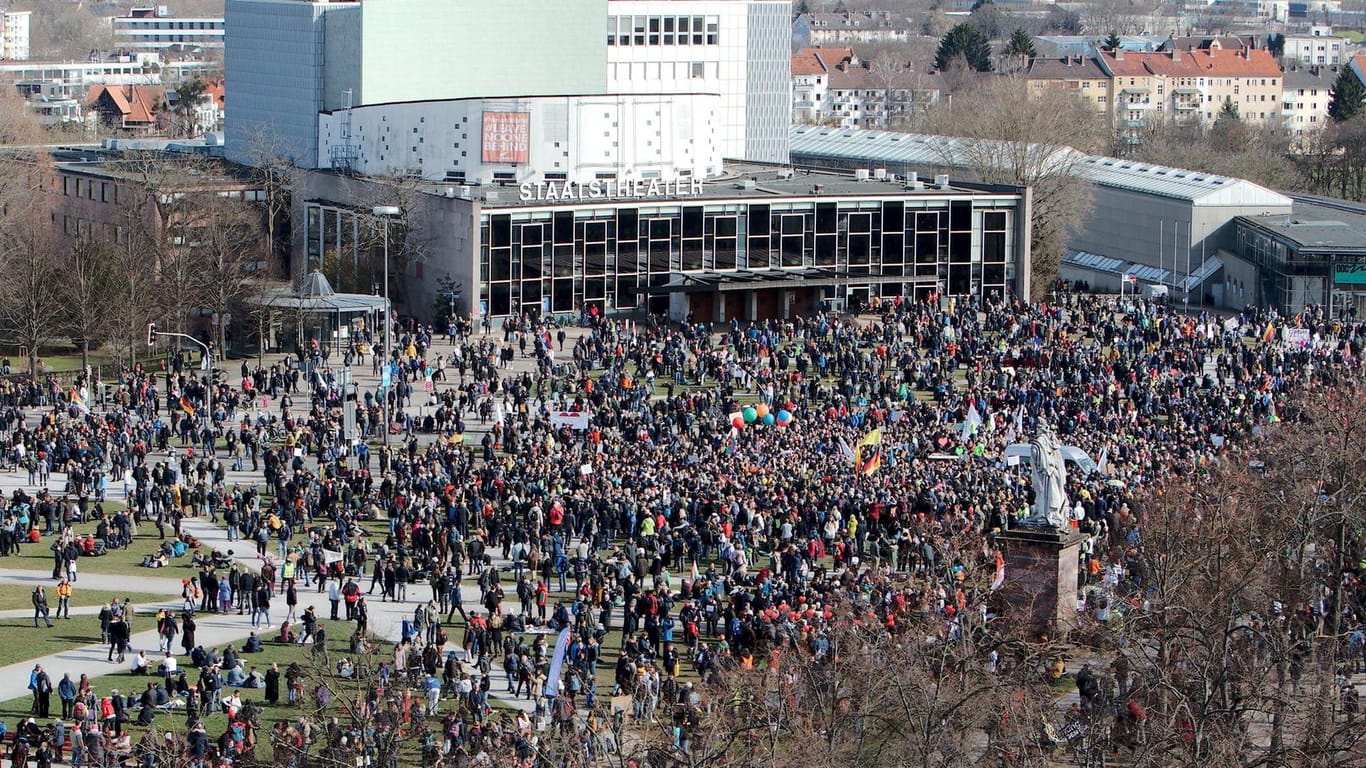 Bei einer Querdenken-Demonstration in Kassel kam es zu Ausschreitungen und Auseinandersetzungen zwischen Demonstranten und Polizei Kassel: Eigentlich waren nur 6.000 Menschen zugelassen, es sollen aber mehr als 20.000 gewesen sein.