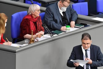 Claudia Roth (oben mitte) und Jürgen Braun (unten rechts) im Bundestag: Braun griff Roth frontal an.