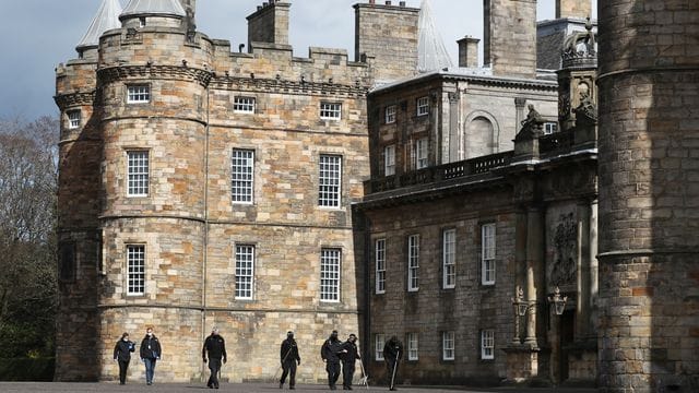 Polizeibeamte auf dem Gelände des Holyrood-Palasts.