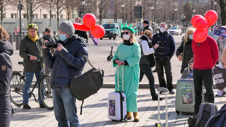 Demonstrantin als reisende Freiheitsstatue bei einer Demonstration in Berlin: Das freie Reisen könnte eingeschränkt werden.