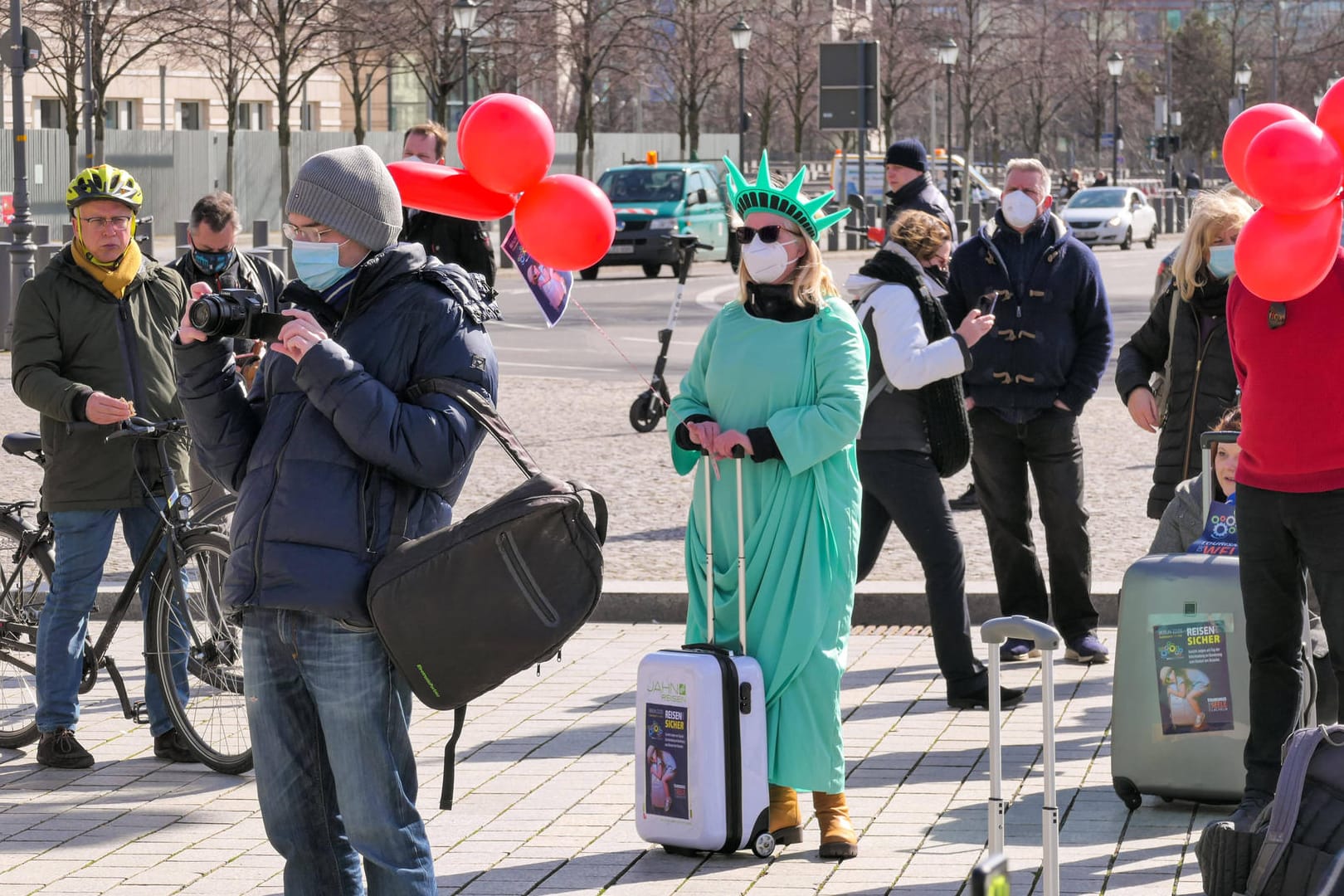 Demonstrantin als reisende Freiheitsstatue bei einer Demonstration in Berlin: Das freie Reisen könnte eingeschränkt werden.