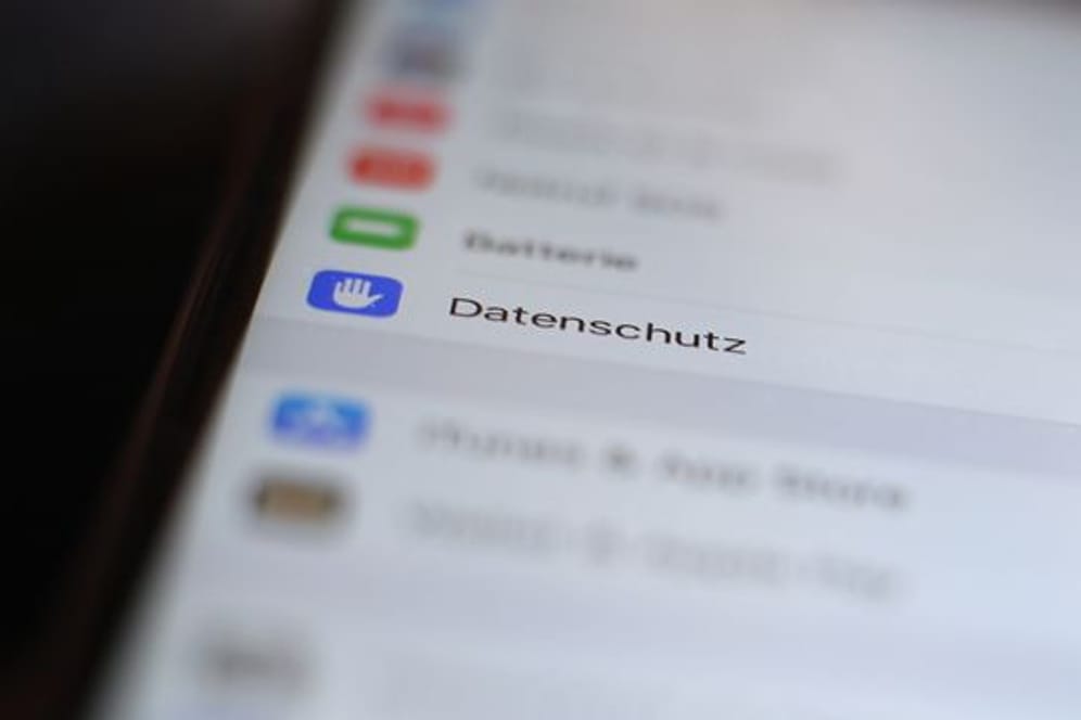 Der Menüpunkt "Datenschutz" ist in den Einstellungen eines iPhones zu lesen: Bundestag und Bundesrat haben eine Einigung über neue Zugriffsregeln für die Daten von Handynutzern erzielt.
