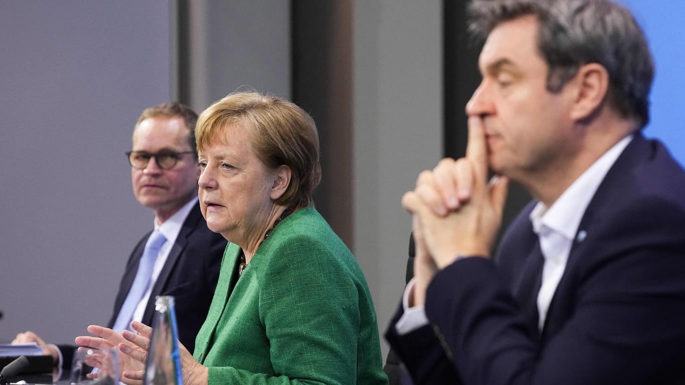 Kanzlerin Merkel mit Berlins Regierendem Bürgermeister Michael Müller (links) und Bayerns Ministerpräsidenten Markus Söder (rechts): Einige Minisiterpräsidenten fordern eine Reform des Corona-Gipfels.