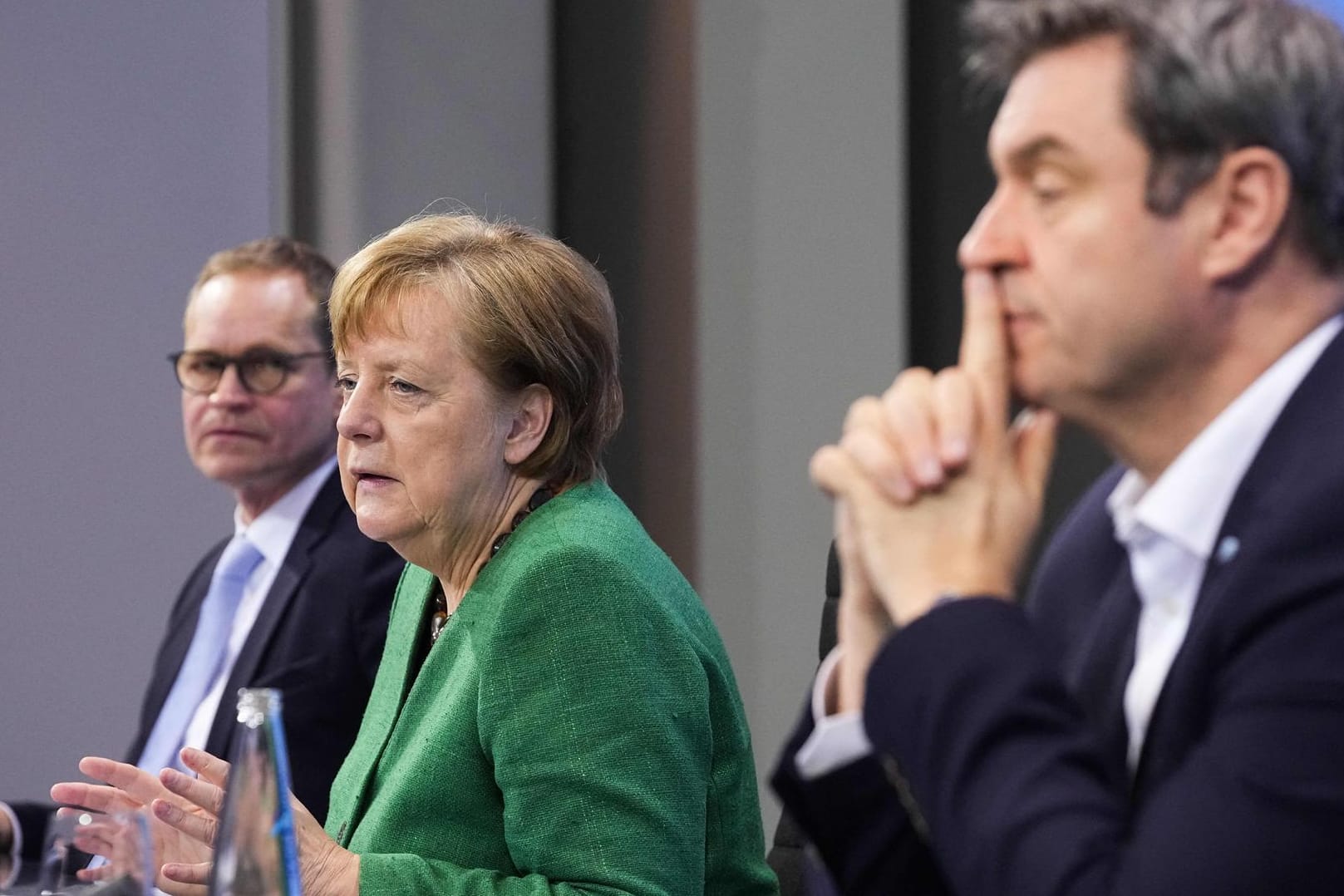 Kanzlerin Merkel mit Berlins Regierendem Bürgermeister Michael Müller (links) und Bayerns Ministerpräsidenten Markus Söder (rechts): Einige Minisiterpräsidenten fordern eine Reform des Corona-Gipfels.