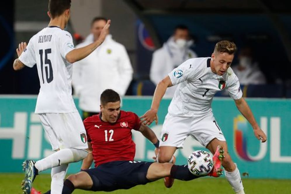 Ondrej Lingr (M) aus Tschechien und Davide Frattesi (r) aus Italien kämpfen um den Ball.