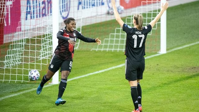 Lineth Beerensteyn (l) und Klara Bühl vom FC Bayern München jubeln über den Treffer zum 2:0 gegen den FC Rosengard. Lineth Beerensteyn (l) und Klara Bühl vom FC Bayern München jubeln über den Treffer zum 2:0 gegen den FC Rosengard.