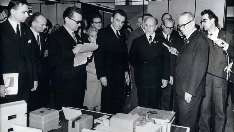 Leipziger Frühjahrsmesse 1967: Walter Ulbricht (4. v. r.) besuchte am 5. März die Produktschau.