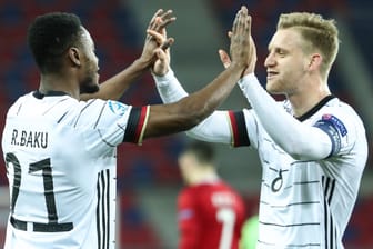 Ridle Baku (l.) und Arne Maier: Die beiden Führungsspieler sind mit der deutschen U21 erfolgreich in die EM gestartet.