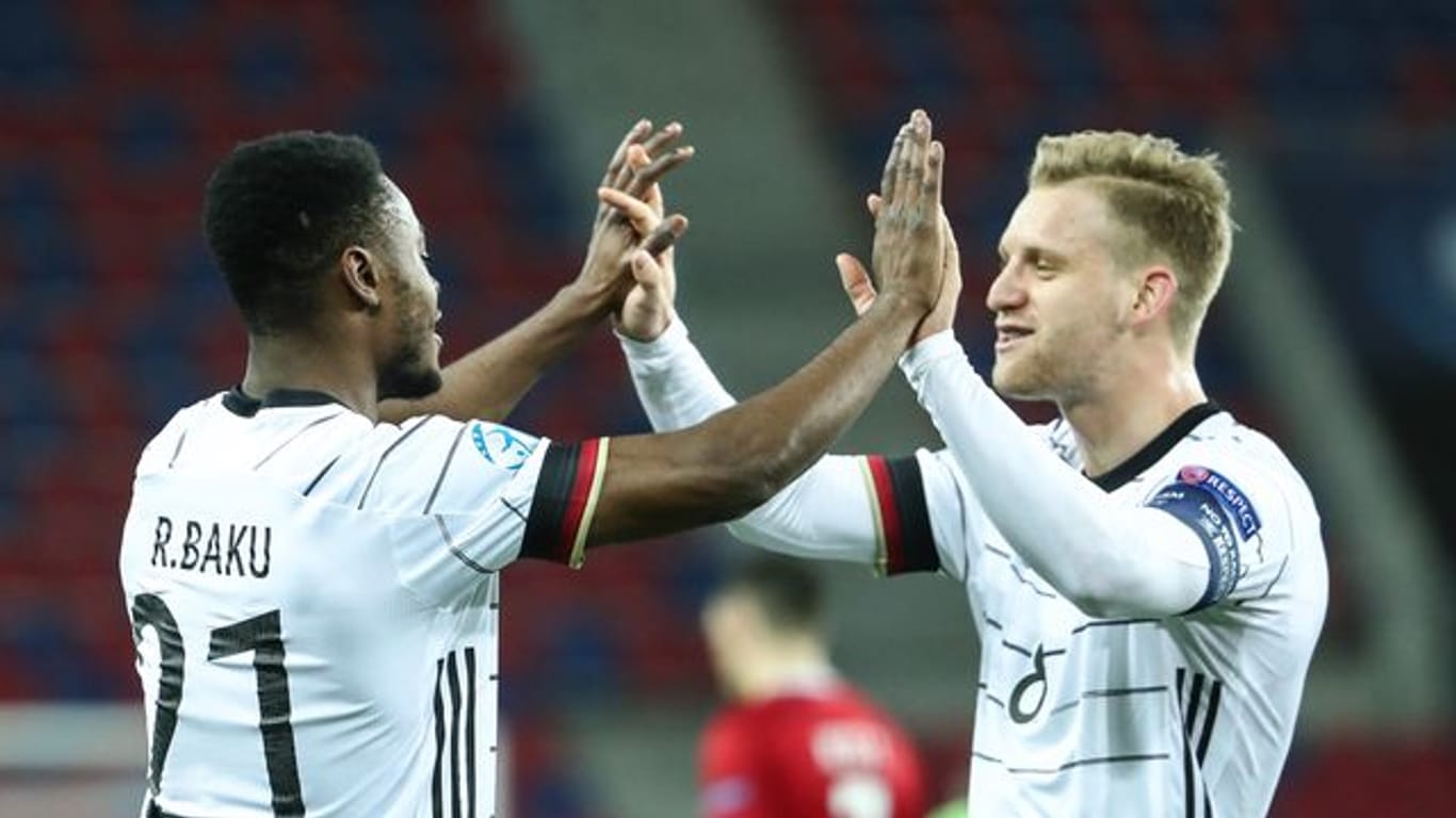 Torschütze Ridle Baku (l) und Arne Maier feiern das Tor zum 1:0 gegen Ungarn.