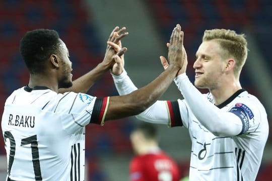 Torschütze Ridle Baku (l) und Arne Maier feiern das Tor zum 1:0 gegen Ungarn.