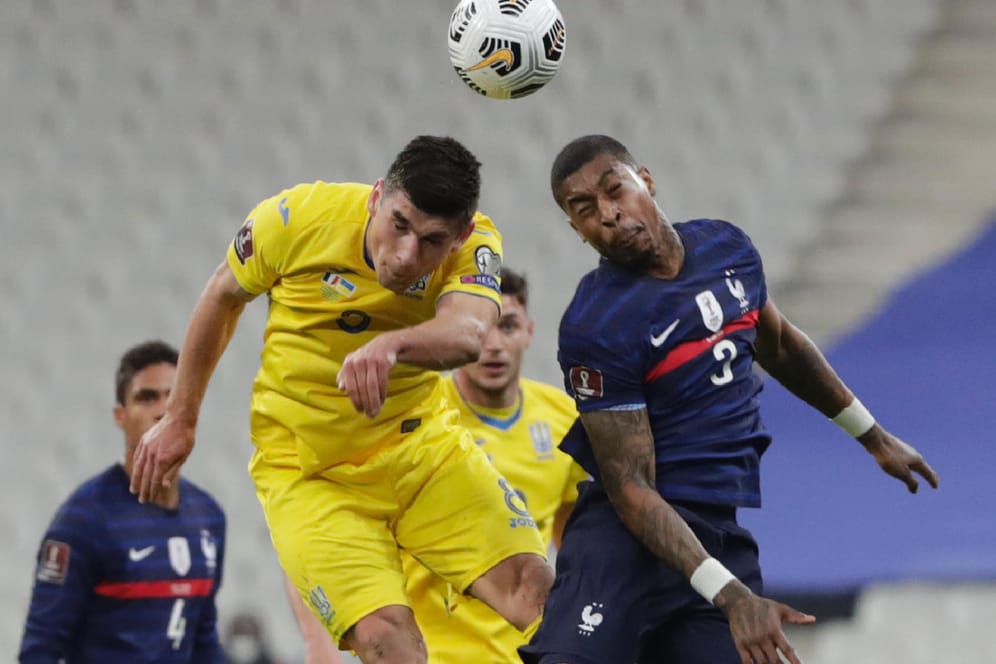 WM-Qualifikation: Frankreichs Presnel Kimpembe kämpft mit dem Ukrainer Ruslan Malinowskyj um den Ball.