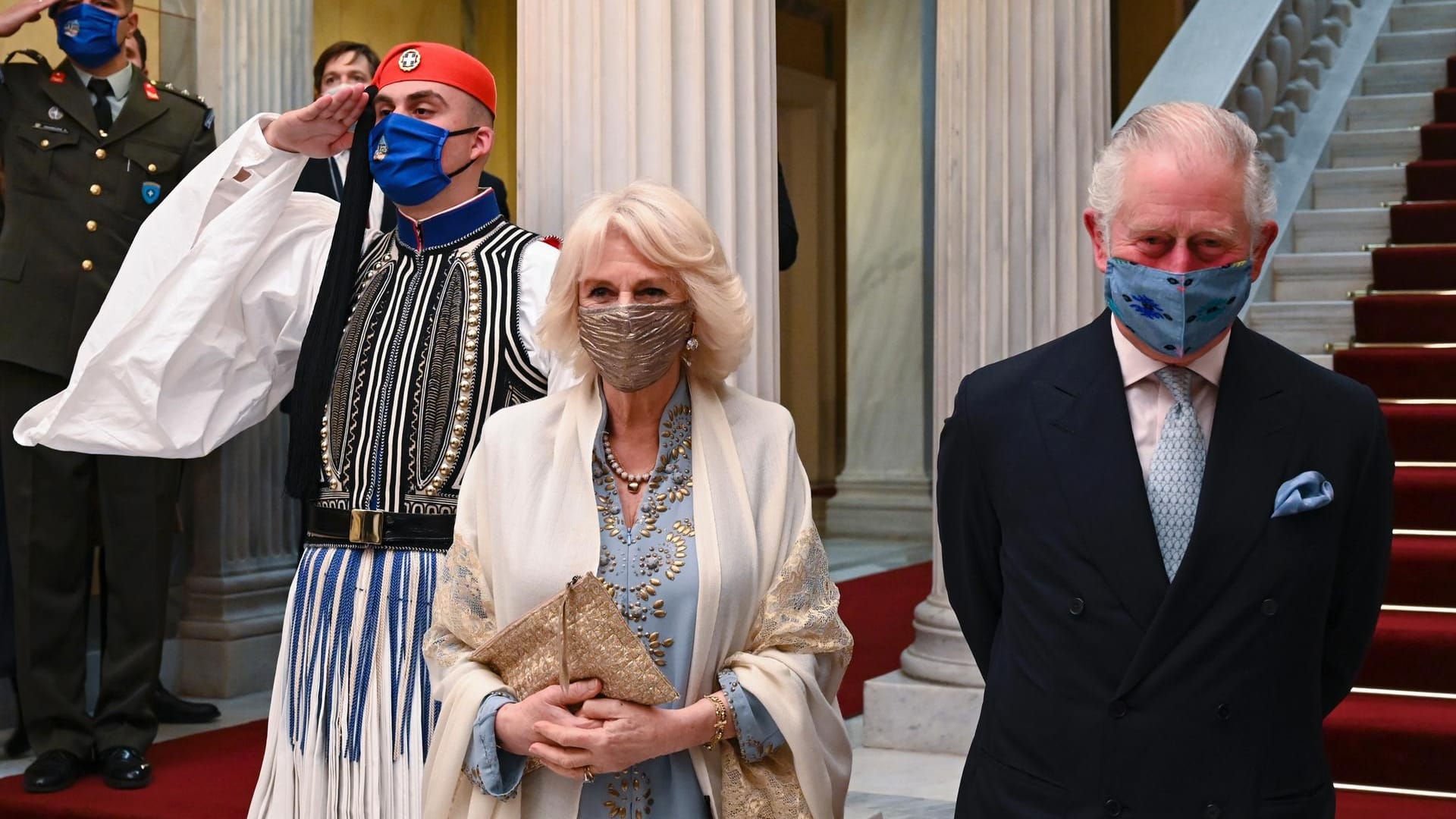 Charles und Camilla nach der Ankunft in Athen. Beide sind schon geimpft.