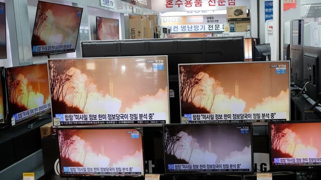 Auf Fernsehbildschirmen in Seoul wird eine Nachrichtensendung übertragen, die über den nordkoreanischen Waffentest berichtet. Auf Fernsehbildschirmen in Seoul wird eine Nachrichtensendung übertragen, die über den nordkoreanischen Waffentest berichtet.