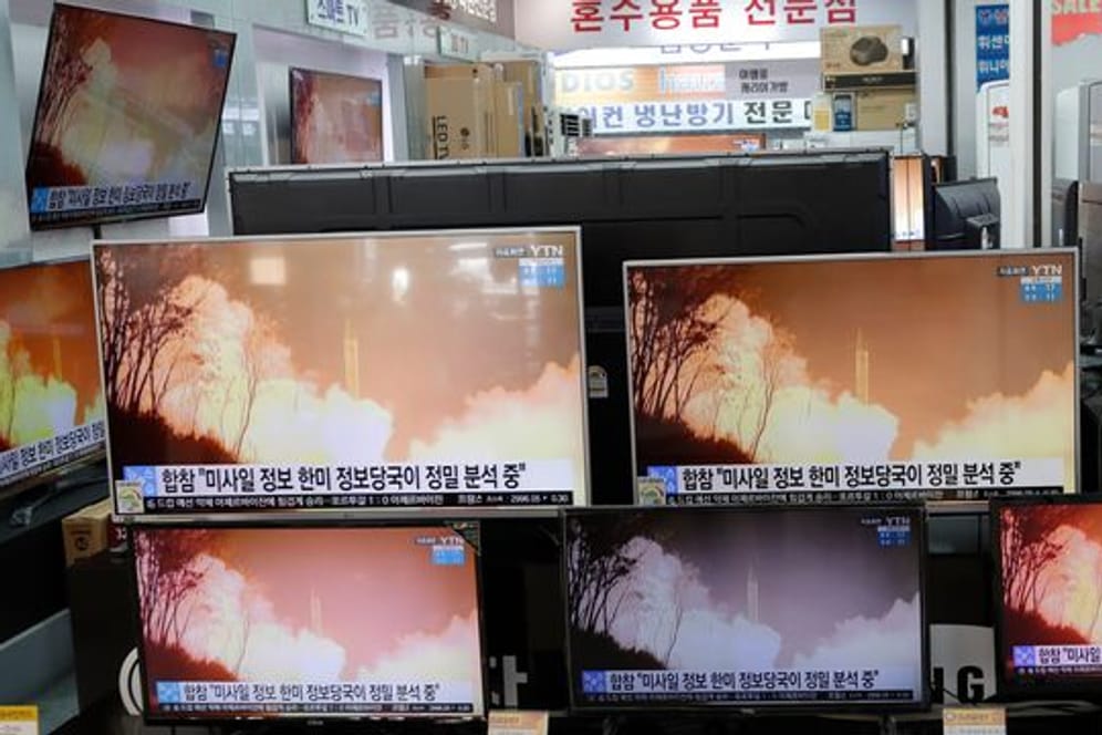 Auf Fernsehbildschirmen in Seoul wird eine Nachrichtensendung übertragen, die über den nordkoreanischen Waffentest berichtet.