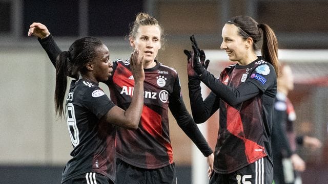 Simone Laudehr (M) spielt in der Frauen-Bundesliga für den FC Bayern München. Simone Laudehr (M) spielt in der Frauen-Bundesliga für den FC Bayern München.