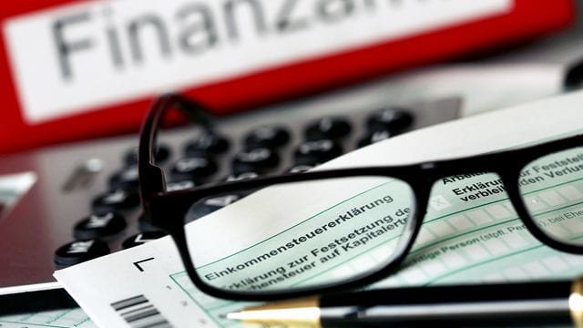 Für viele lohnt es sich: Wer seine Steuererklärung abgibt, bekommt vom Finanzamt oft sogar Geld wieder. Für viele lohnt es sich: Wer seine Steuererklärung abgibt, bekommt vom Finanzamt oft sogar Geld wieder.