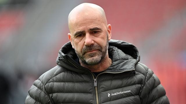 bedauert seine Beurlaubung beim Fußball-Bundesligisten: Trainer Peter Bosz. bedauert seine Beurlaubung beim Fußball-Bundesligisten: Trainer Peter Bosz.