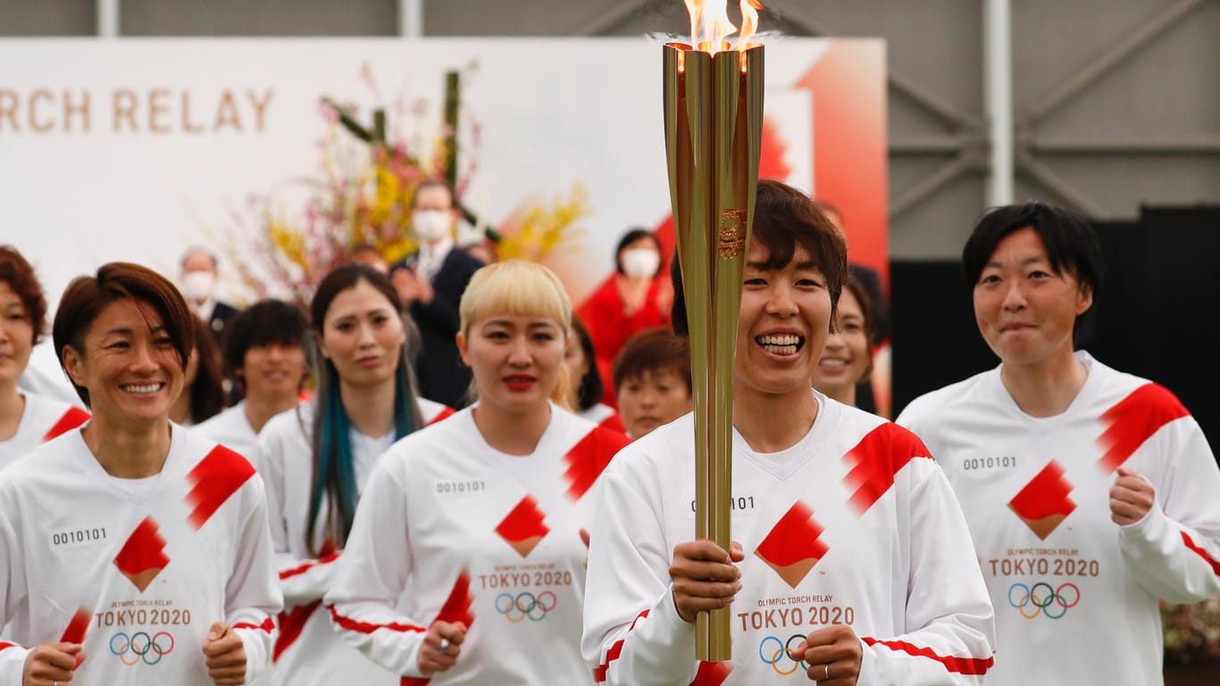 Japan, Naraha: Die japanische Frauenfußball-Nationalmannschaft beginnt den olympischen Fackellauf.