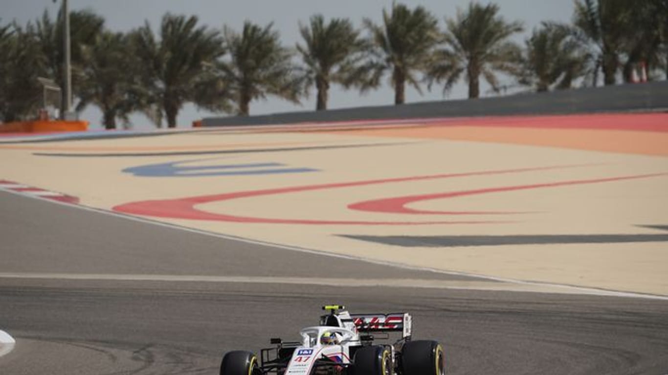 Auf dem Kurs von Bahrain gibt es die ersten Hinweise auf die Stärke der Teams: Mick Schumacher vom Haas F1 Team auf der Strecke.