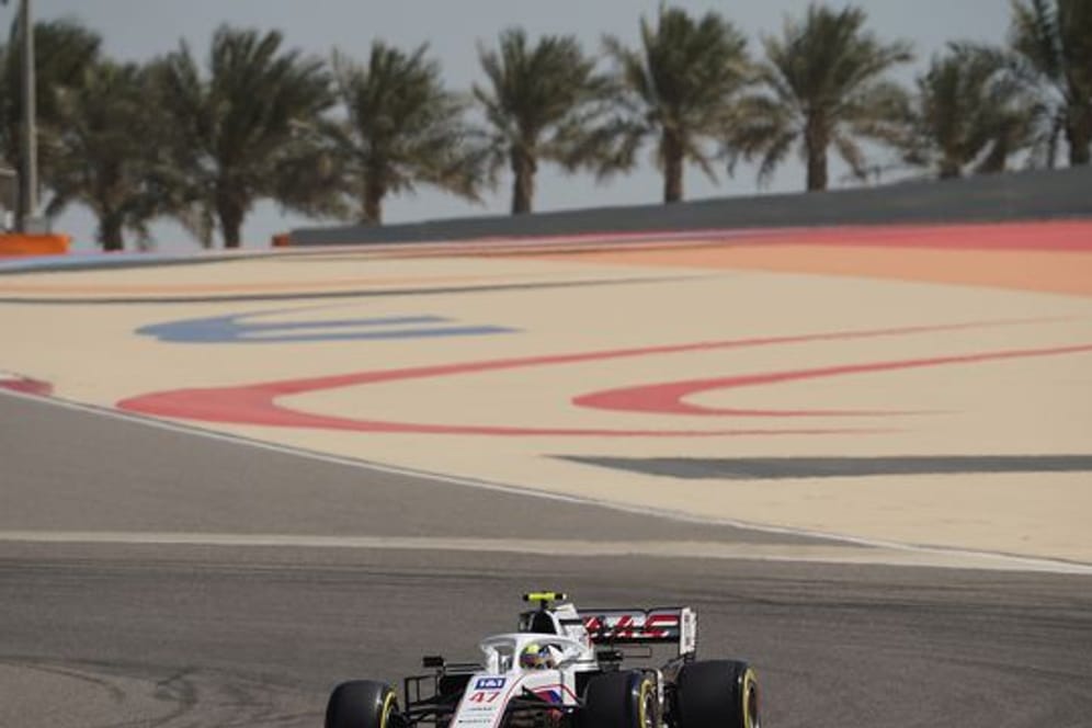 Auf dem Kurs von Bahrain gibt es die ersten Hinweise auf die Stärke der Teams: Mick Schumacher vom Haas F1 Team auf der Strecke.