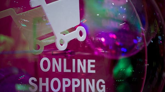 Die Corona-Pandemie hat auf das Konsumverhalten einen Effekt: Verbraucher kaufen mehr im Internet ein. Die Corona-Pandemie hat auf das Konsumverhalten einen Effekt: Verbraucher kaufen mehr im Internet ein.