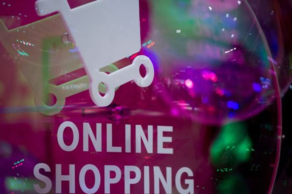 Die Corona-Pandemie hat auf das Konsumverhalten einen Effekt: Verbraucher kaufen mehr im Internet ein.