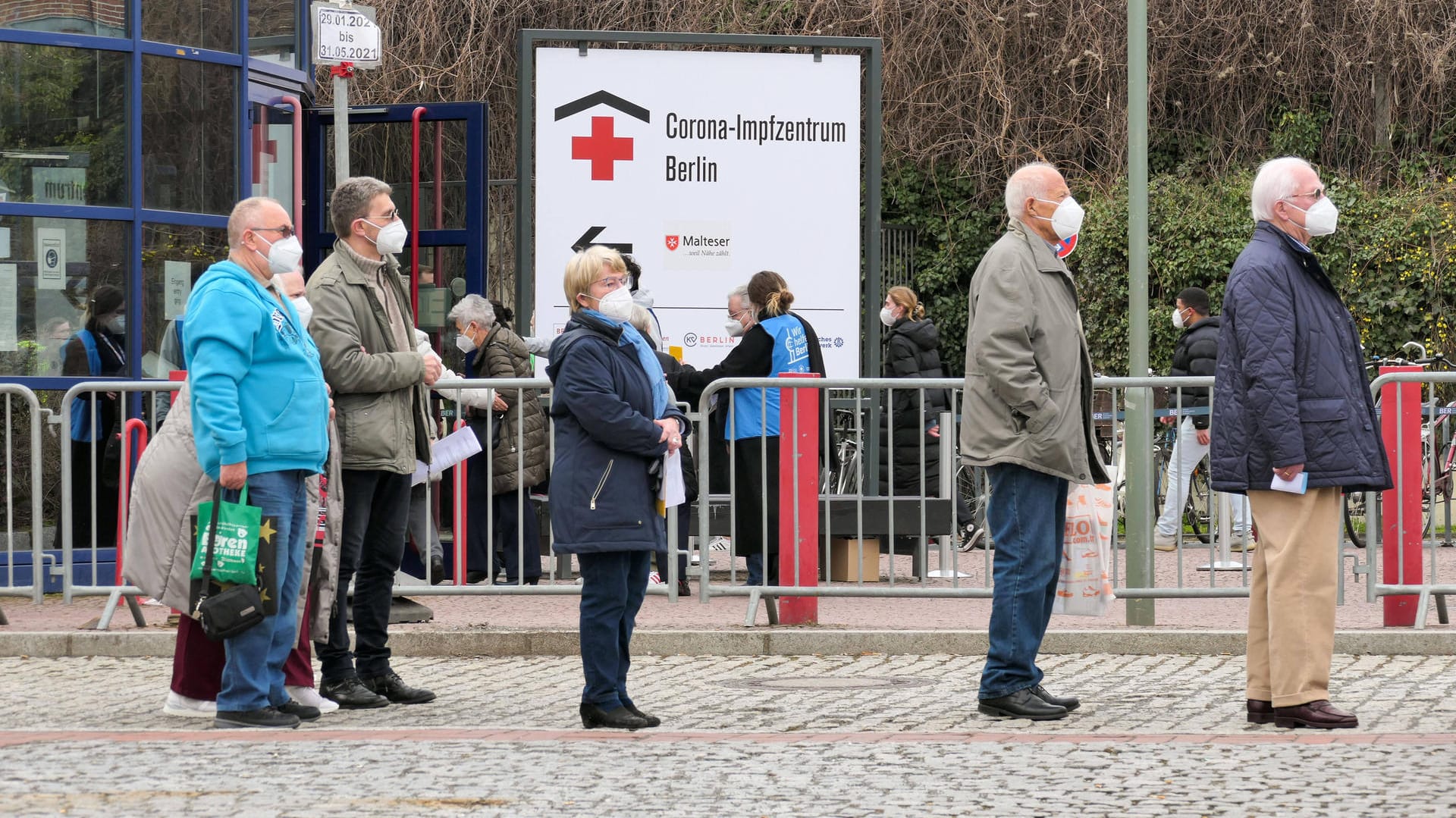 Schlange am Impfzentrum in Berlin: Millionen Dosen werden derzeit offenbar gelagert, statt verimpft.