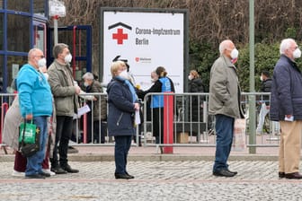 Schlange am Impfzentrum in Berlin: Millionen Dosen werden derzeit offenbar gelagert, statt verimpft.