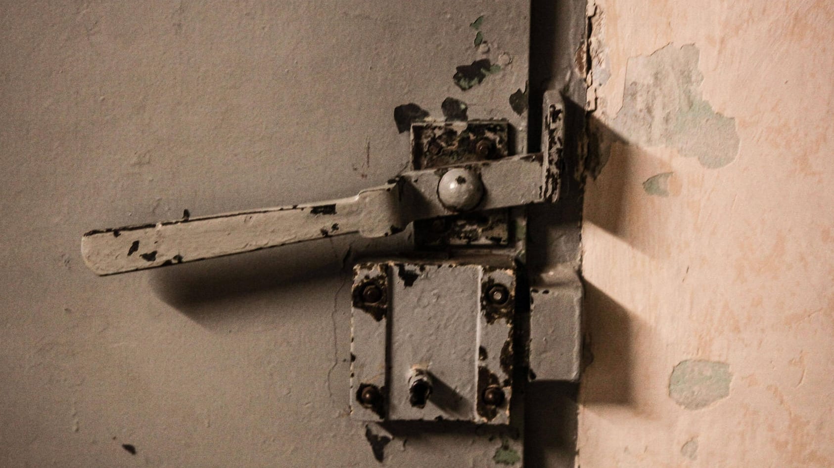 Eine Tür in einem ehemaligen DDR-Gefängnis (Symbolbild): Von Berlin aus sollen künftig 5.800 frühere DDR-Häftlinge mehr Rente bekommen. Eine Tür in einem ehemaligen DDR-Gefängnis (Symbolbild): Von Berlin aus sollen künftig 5.800 frühere DDR-Häftlinge mehr Rente bekommen.