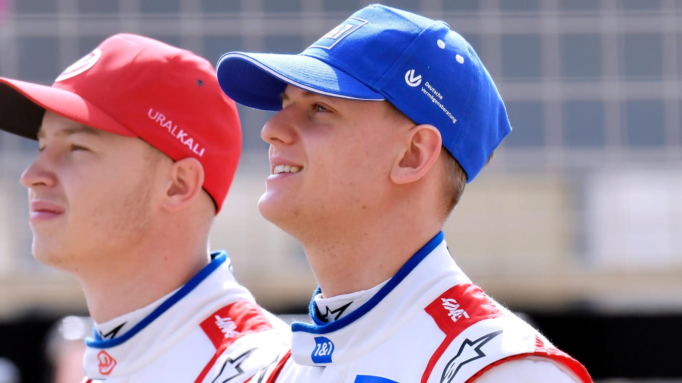 Mick Schumacher (r.) neben Teamkollege Nikita Masepin: Der deutsche Formel-1-Pilot zeichnet sich durch Bodenständigkeit aus.