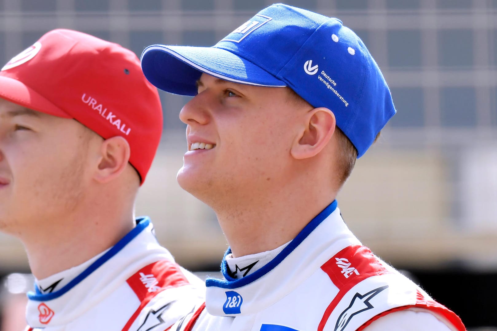 Mick Schumacher (r.) neben Teamkollege Nikita Masepin: Der deutsche Formel-1-Pilot zeichnet sich durch Bodenständigkeit aus.