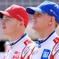 Mick Schumacher (r.) neben Teamkollege Nikita Masepin: Der deutsche Formel-1-Pilot zeichnet sich durch Bodenständigkeit aus.