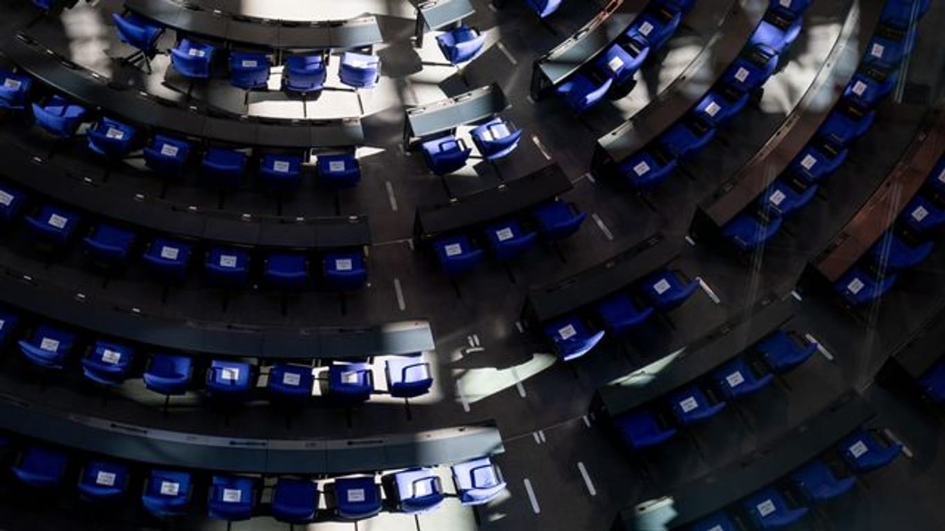 Ein Schattenspiel im Plenum des Deutschen Bundestags: Ein Lobbyregister soll für mehr Transparenz sorgen.