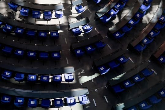 Ein Schattenspiel im Plenum des Deutschen Bundestags: Ein Lobbyregister soll für mehr Transparenz sorgen.