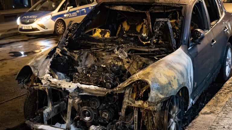 Ein ausgebranntes Auto steht in der Alten Schönhauser Straße: In der Nacht brannten im Berliner Stadtgebiet mehrere Fahrzeuge. Unklar ist, ob die Straftaten im Zusammenhang mit der heute anstehenden Räumung einer linken Szenekneipe in Kreuzberg stehen.