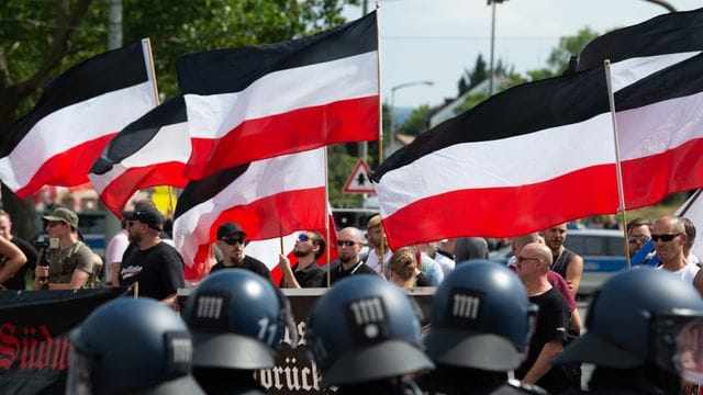 Anhänger der rechtsextremen Kleinstpartei "Die Rechte" während einer Demonstration in Kassel. Anhänger der rechtsextremen Kleinstpartei "Die Rechte" während einer Demonstration in Kassel.