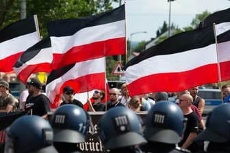 Anhänger der rechtsextremen Kleinstpartei "Die Rechte" während einer Demonstration in Kassel.