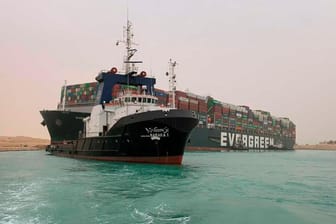 Ein Schlepper vor der "Ever Given": Das riesige Containerschiff blockiert weiter den Suezkanal.