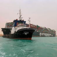 Ein Schlepper vor der "Ever Given": Das riesige Containerschiff blockiert weiter den Suezkanal.