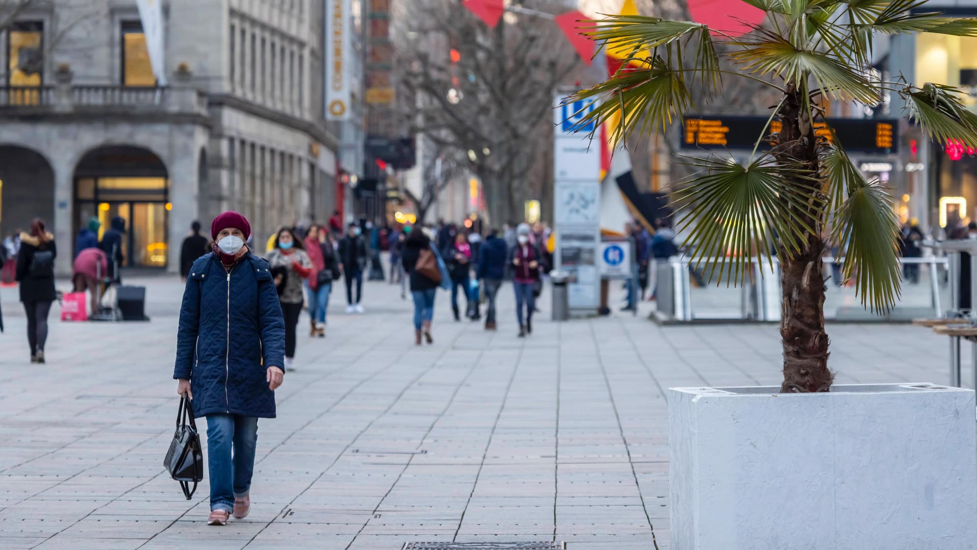 Der Schlossplatz in Stuttgart: Der Lockdown dauert an.