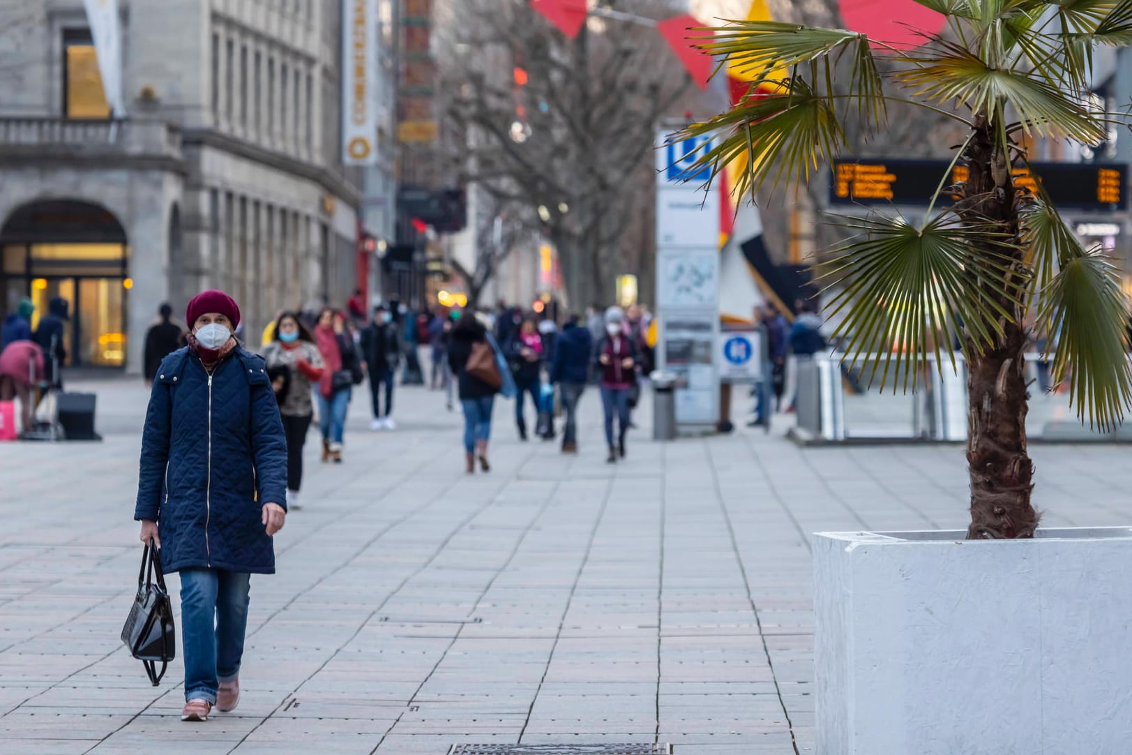 Der Schlossplatz in Stuttgart: Der Lockdown dauert an.