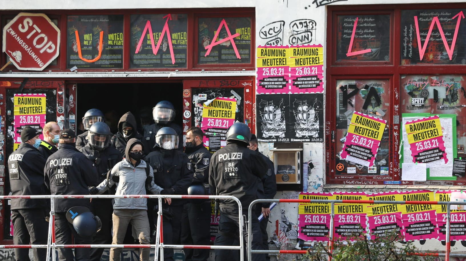 Polizeibeamte führen Demonstranten aus der linken Kiezkneipe "Meuterei" ab: Die Räumung entrüstet viele aus der linken Szene.