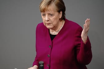 Kanzlerin Angela Merkel (CDU): Im Bundestag gibt sie ihre Regierungserklärung ab.